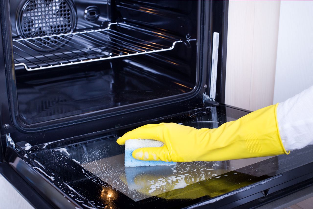 Cleaning the oven with a homemade method.