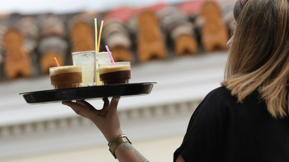 GREECE-ATHENS-COFFEE INDUSTRY-GROWING
(180624) -- ATHENS, June 24, 2018 () -- A barista serves customers at a cafe in downtown Athens, Greece, on June 24, 2018. Greece's coffee industry is rapidly growing, with the coffee lovers widening, according to latest figures from the International Coffee Organization (ICO). (/Lefteris Partsalis) 
Dostawca: PAP/Photoshot
Lefteris Partsalis
318721, B950, B950_318721, bar, CnynysE000079_20180625_TPPFN0A001, gastronomia, ie, ilustracja, kawa, kelnerka, kelnerzy, kulinaria, nap�j napoje, niesc niesie, RDP1_20180625, restauracja, taca tacka, ZB950_318721_0029