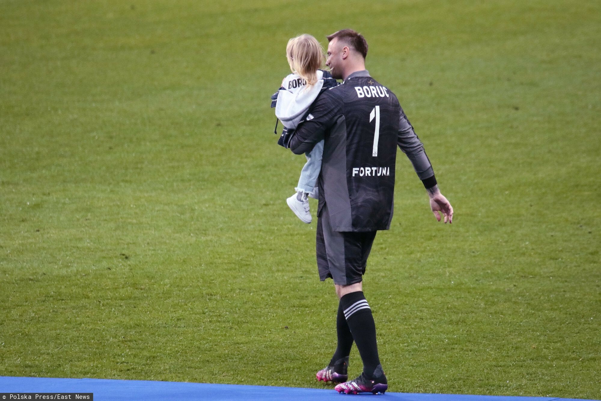 Artur Boruc świętuje wygrany mecz z synkiem