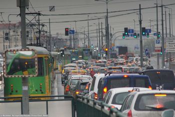 Poznań: Obywatel Mołdawii chodził po mieście z ostrym narzędziem. Niszczył samochody