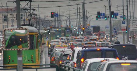 Poznań: Obywatel Mołdawii chodził po mieście z ostrym narzędziem. Niszczył samochody
