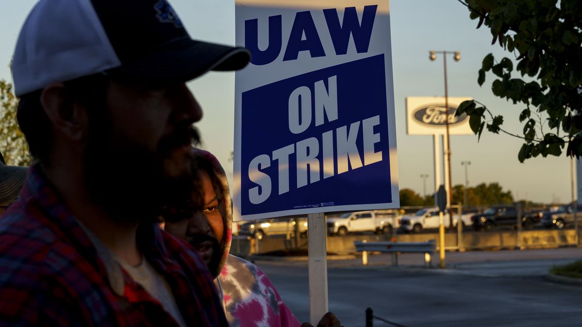 LOUISVILLE, KENTUCKY - OCTOBER 14: Factory workers and UAW union members form a picket line outside the Ford Motor Co. Kentucky Truck Plant in the early morning hours on October 14, 2023 in Louisville, Kentucky. UAW leadership announced that the Kentucky Truck Plant would be the latest automotive manufacturing facility to join the nationwide strike. (Photo by Michael Swensen/Getty Images)