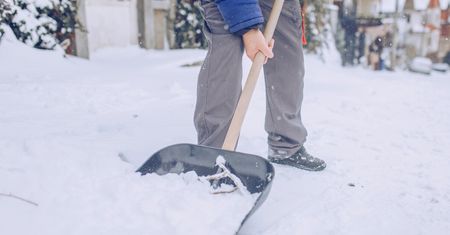 Posmaruj łopatę. Podjazd odśnieżysz szybciej, niż myślisz