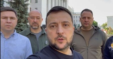 To samo miejsce, ci sami ludzie, 100 dni później. Mocne nagranie Zełenskiego