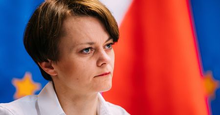 Sklepy i galerie handlowe otwierają się na nowo. W niektórych powstaną... izolatki dla podejrzanych o chorobę