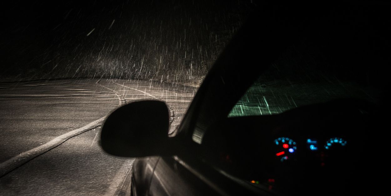 Bądź widoczny na drodze! Policja przypomina o zasadach używania świateł