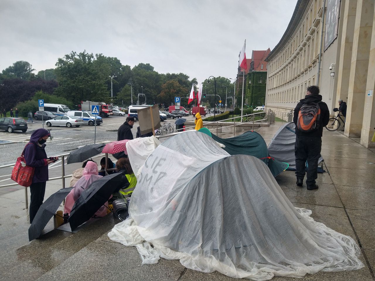 Wrocław. Aktywiści okupują Urząd Wojewódzki. Żądają pomocy dla uchodźców w Usnarzu Górnym