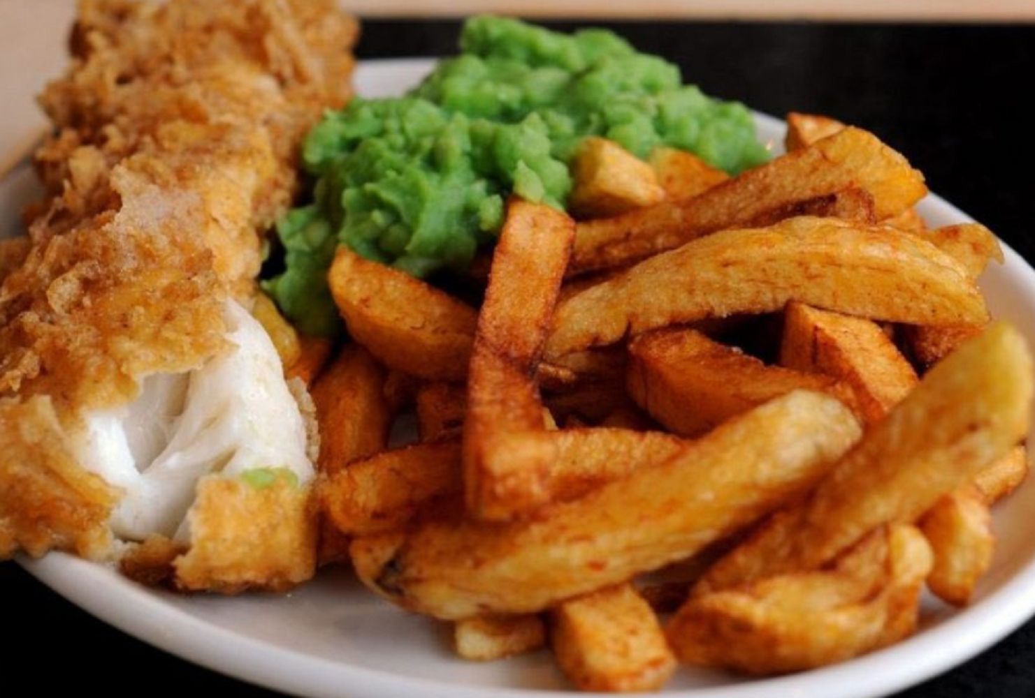 Brytyjczyk zamówił fish and chips. Oniemiał, gdy zobaczył rachunek za rybę z frytkami