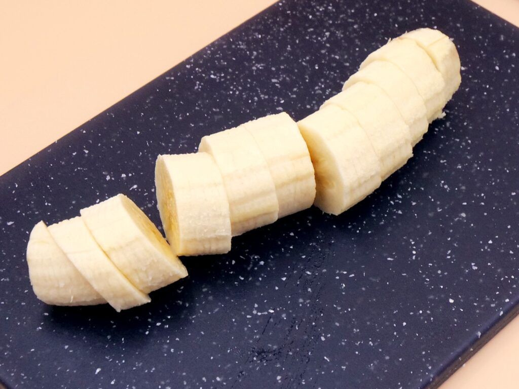 Najpierw kroję banana.