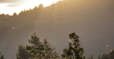 Pył znad Sahary dotarł nad Tatry. Na śniegu możliwe żółte osady