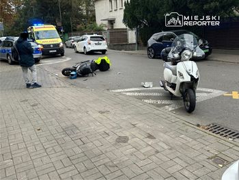 Warszawa: Zderzenie motoroweru z motocyklem na Mokotowie