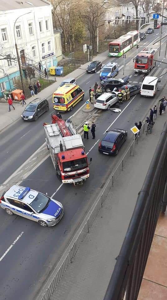 Pijany taksówkarz wjechał w stojące przed światłami auta na ul. Kunickiego