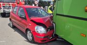 Uderzył toyotą czołowo w autobus. 64-latek trafił do szpitala