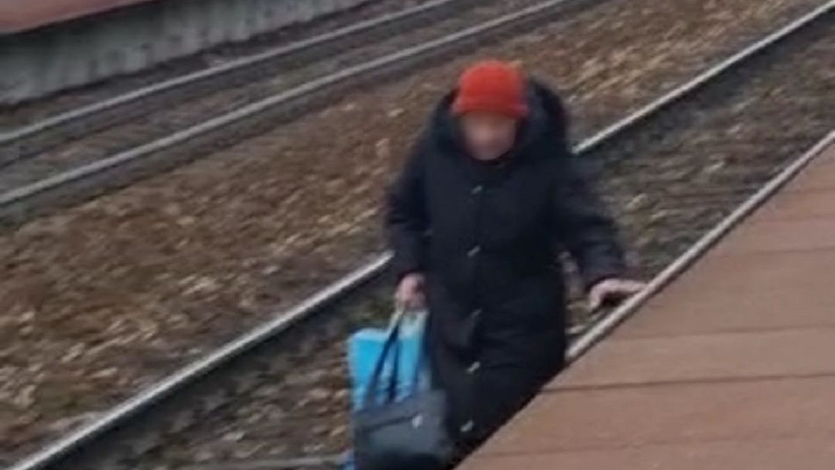 Staruszka idąca torami w kierunku nadjeżdżającego pociągu