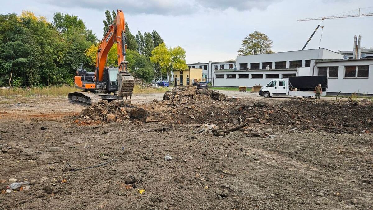 Sprzątanie terenu po dawnym zespole farbiarni i łaźni przy ul. Farbiarskiej