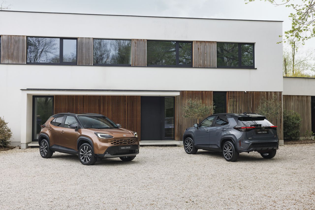 Toyota Yaris Cross po liftingu wjeżdża do salonów. Wiemy, ile kosztuje