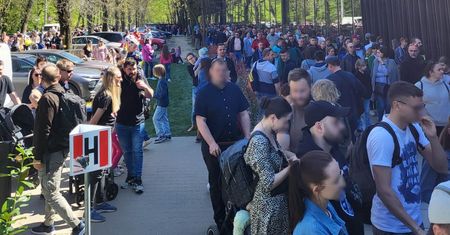 Stali dwie godziny w kolejce. "Chyba pół Polski zjechało dzisiaj"