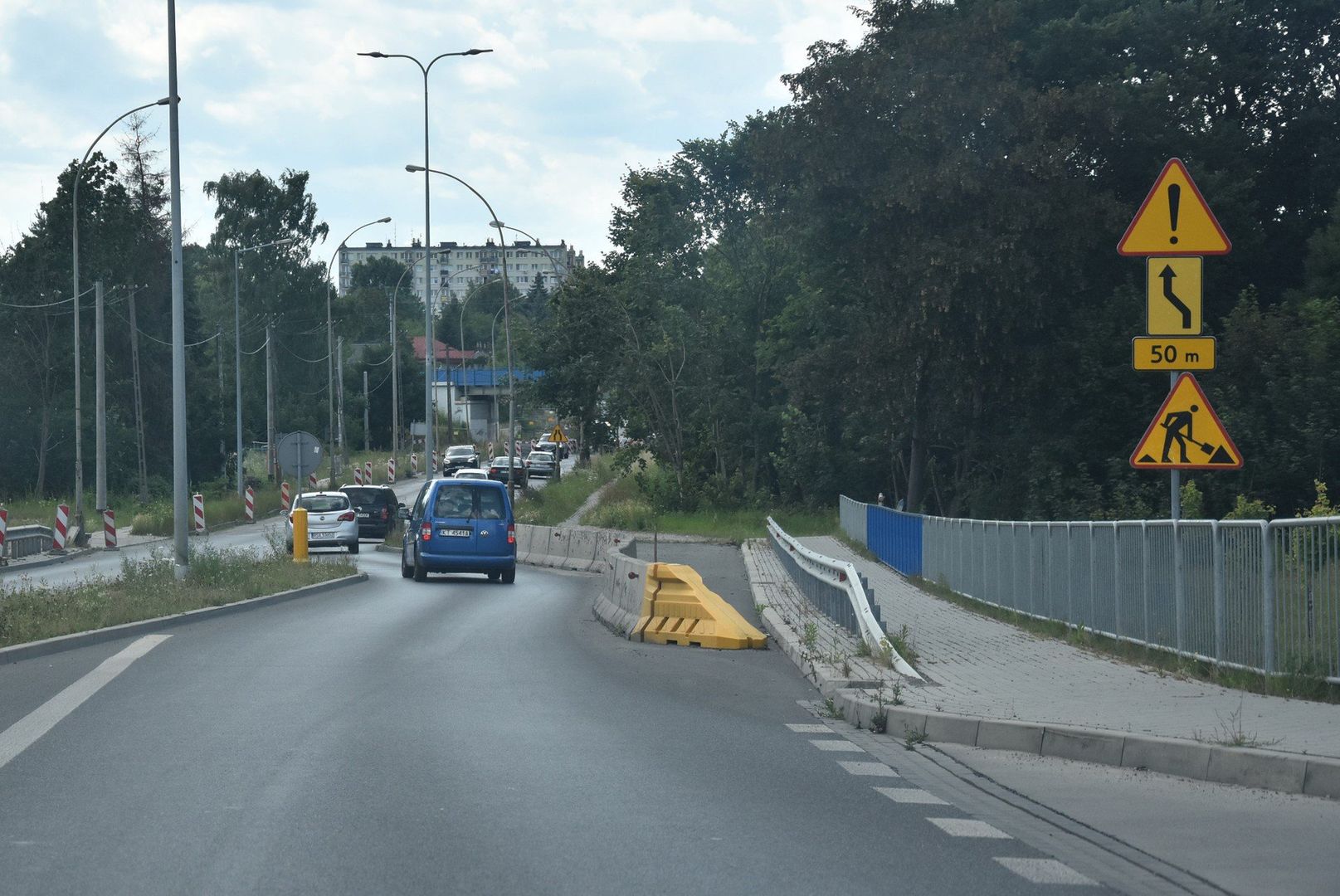 Ulica Lwowska w Tarnowie została rozkopana, zwłaszcza w rejonie wiaduktu kolejowego oraz wprowadzono nową organizację ruchu w tym miejscu. Remont się przeciągnie a to oznacza, że utrudnienia dla kierowców potrwają dłużej