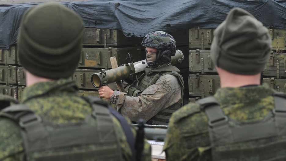 ?wiczenia zmobilizowanych Rosjan w RostowieRecruits listen to an instructor during a military training at a firing range in the Rostov-on-Don region in southern Russia, Tuesday, Oct. 4, 2022. Russian Defense Minister Sergei Shoigu said that the military has recruited over 200,000 reservists as part of a partial mobilization launched two weeks ago. (AP Photo)