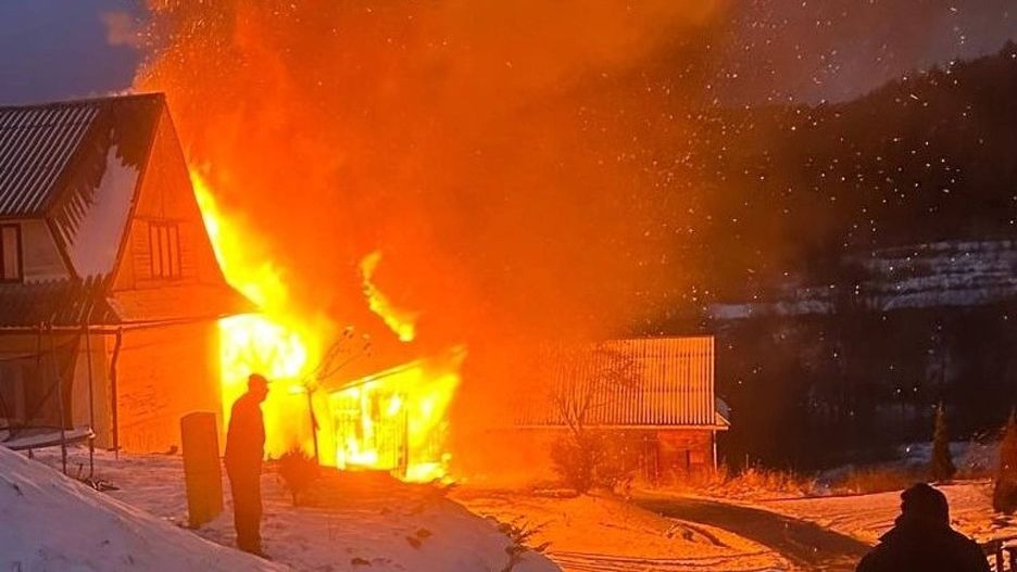 Policjant uratował kobietę z płonącego budynku