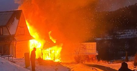 Palił się budynek. Błyskawiczna reakcja policjanta