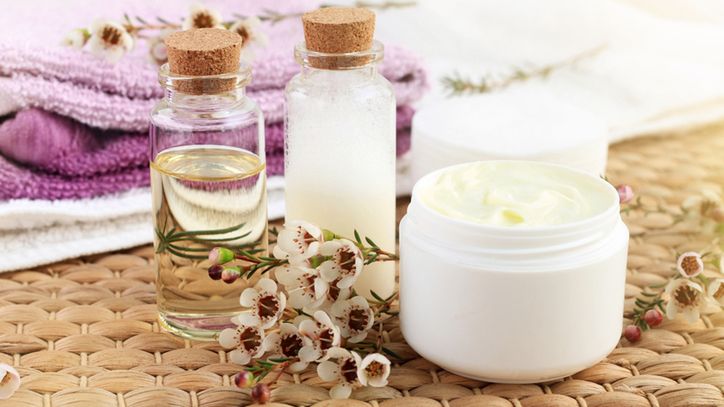 Zadbaj o skórę zimą - podstawa pielęgnacji to odpowidnie produkty do kąpieli, a także balsamy, masła i kremy