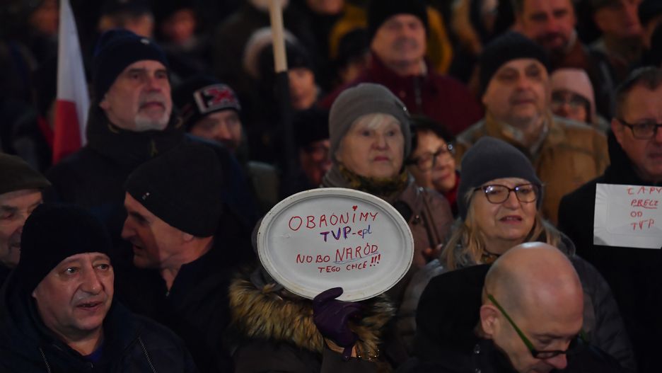 Warszawa, 14.12.2023. Manifestacja w obronie TVP na placu Powstańców Warszawy w Warszawie, 14 bm. Zgromadzeni protestują w obronie mediów publicznych. (sko) PAP/Piotr Nowak