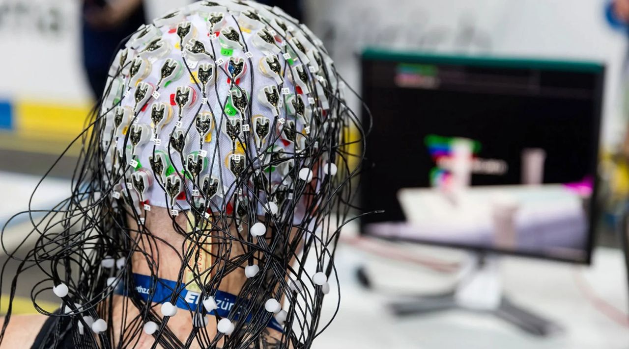 Interfejs mózg-komputer pozwala na monitorowanie aktywności fal mózgowych