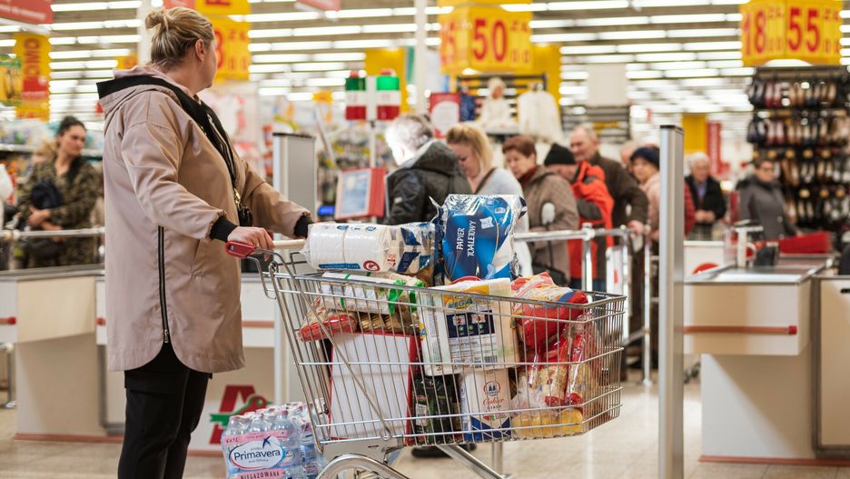 Pustki na sklepowych p�?kach w Polsce
12.03.2020 Lubin , Supermarket Auchan n/z kobieta z wozkiem z zakupami i kolejka przy kasie fot. P.Dziurman/REPORTER
P.Dziurman/REPORTER