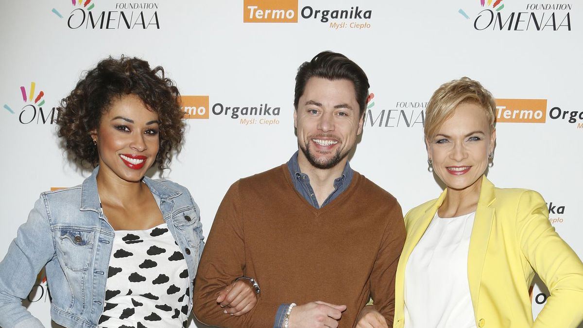 Maciej Dolega (w środku) będzie pracować w TVP