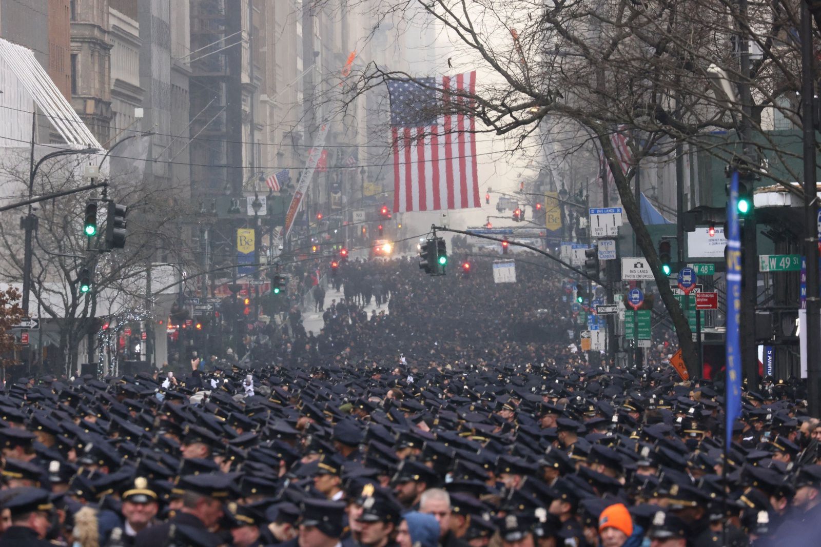 Tysiące policjantów w żałobie na ulicach Nowego Jorku. Tak żegnali kolegów