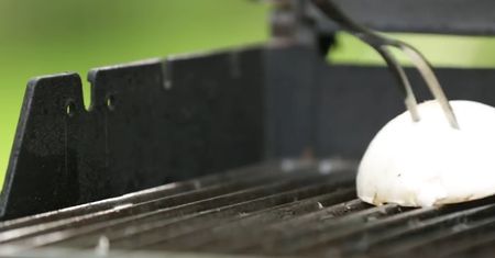Jak wyczyścić grilla za pomocą cebuli?