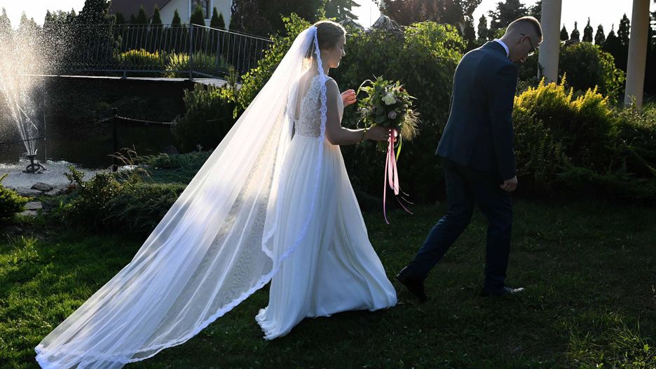 sesja fotograficzna m�odej paryDarek Delmanowiczwesele, ma��e�stwo, m�odzi, para, m�odych, ilustracja, ilustracje, przysi�ga, ma��e�ska, zwi�zek, ma��onkowie, m�oda, m��, �ona, sesja, foto, fotograficzna, welon