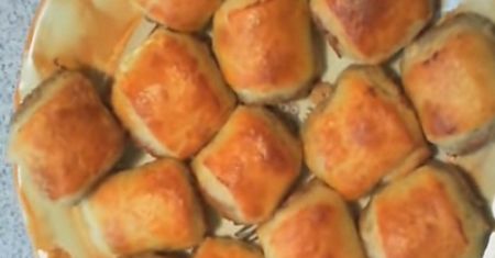 Pomysł na świetną przekąskę. Paszteciki z ciasta francuskiego z sosem bolognese