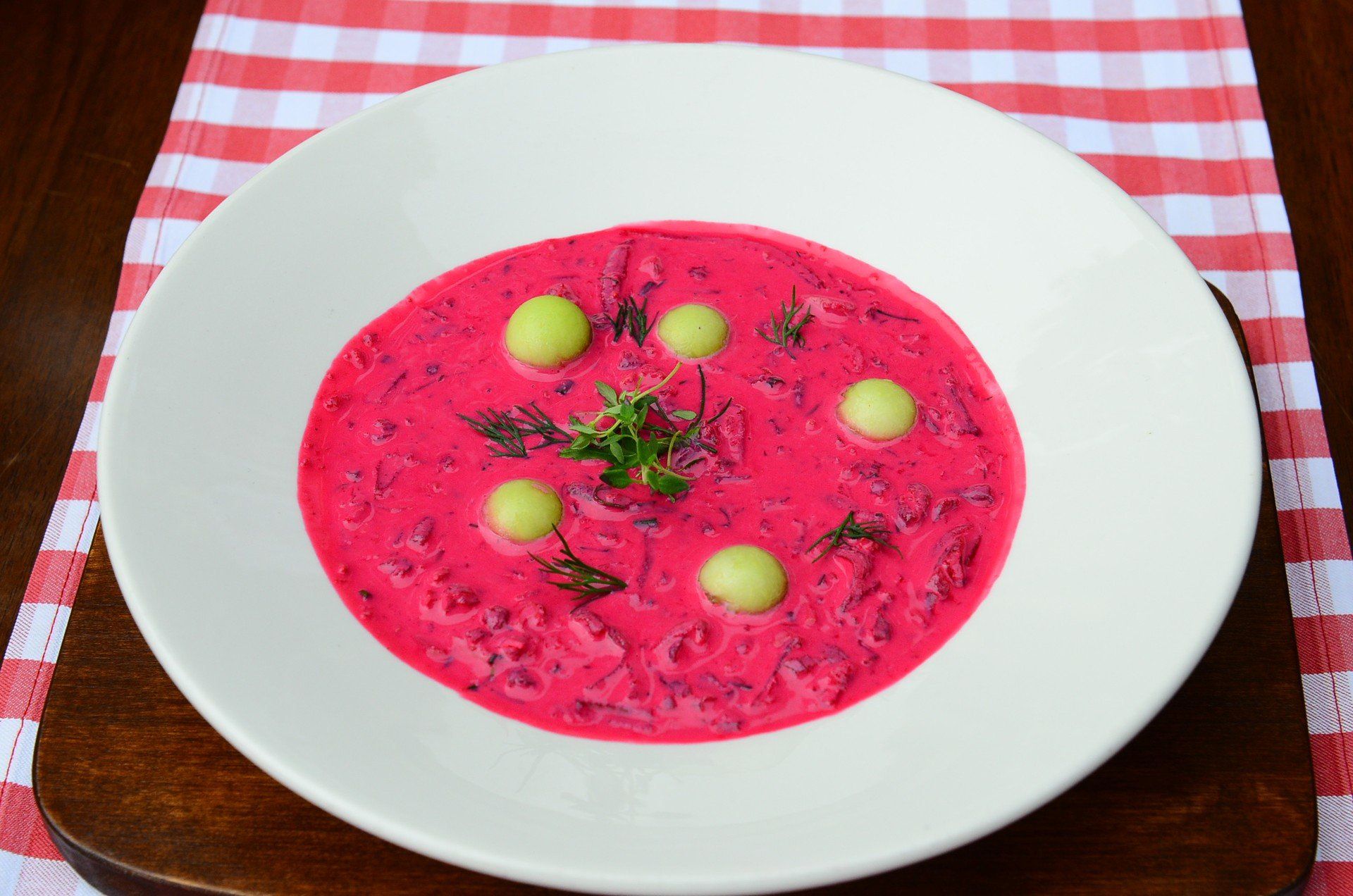 Chłodnik to idealna zupa na gorące dni! Warto spróbować chłodnika w jednej z lubelskich restauracji.