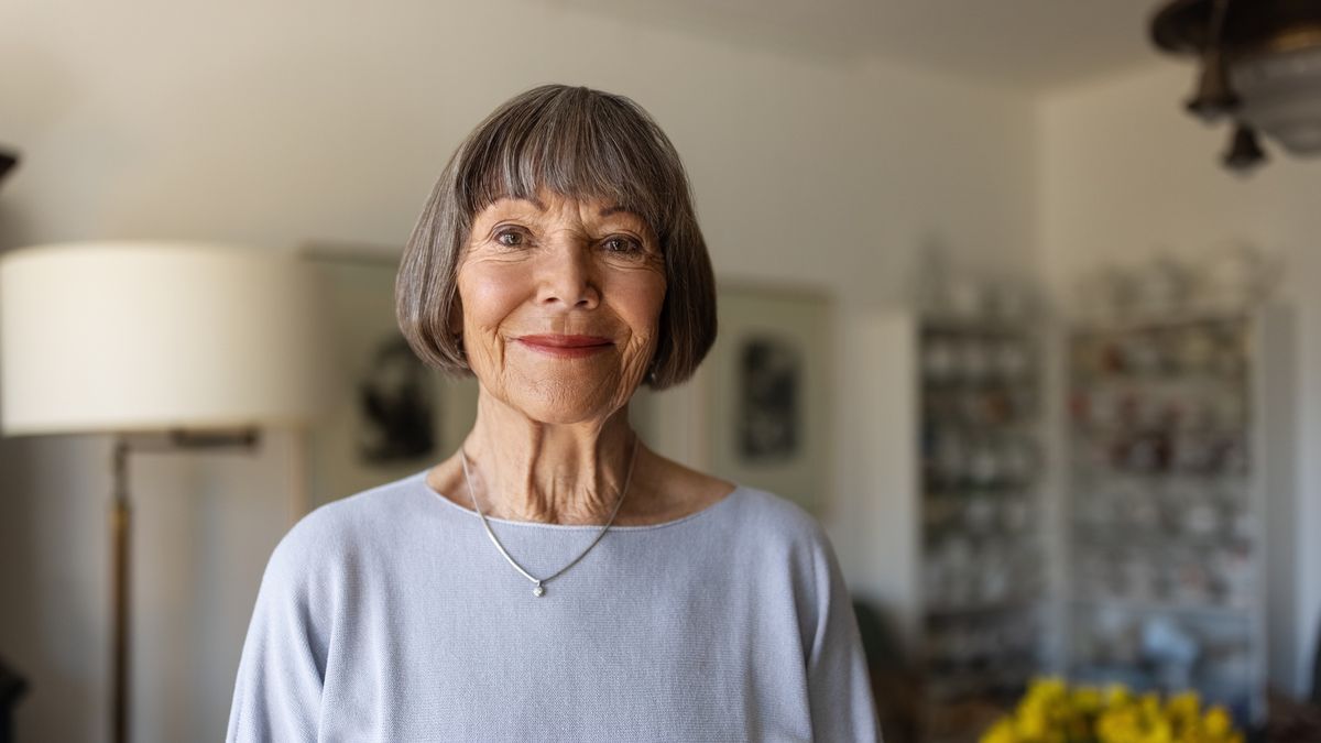 Portrait of a happy senior woman standing in her home
Portrait of a happy senior woman standing indoors. Female with short hair  looking at camera while standing at home.
Luis Alvarez