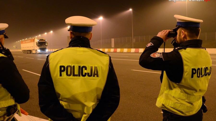 Za nieodśnieżenie pojazdu grozi do 500 zł mandatu. Kierowcy ciężarówek w Polsce nie mają tego jak robić