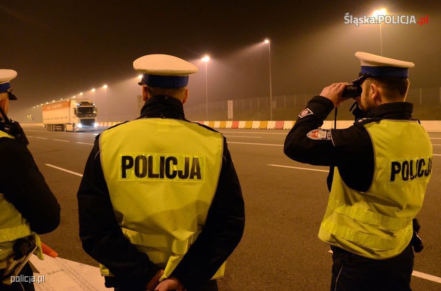 Za nieodśnieżenie pojazdu grozi do 500 zł mandatu. Kierowcy ciężarówek w Polsce nie mają tego jak robić