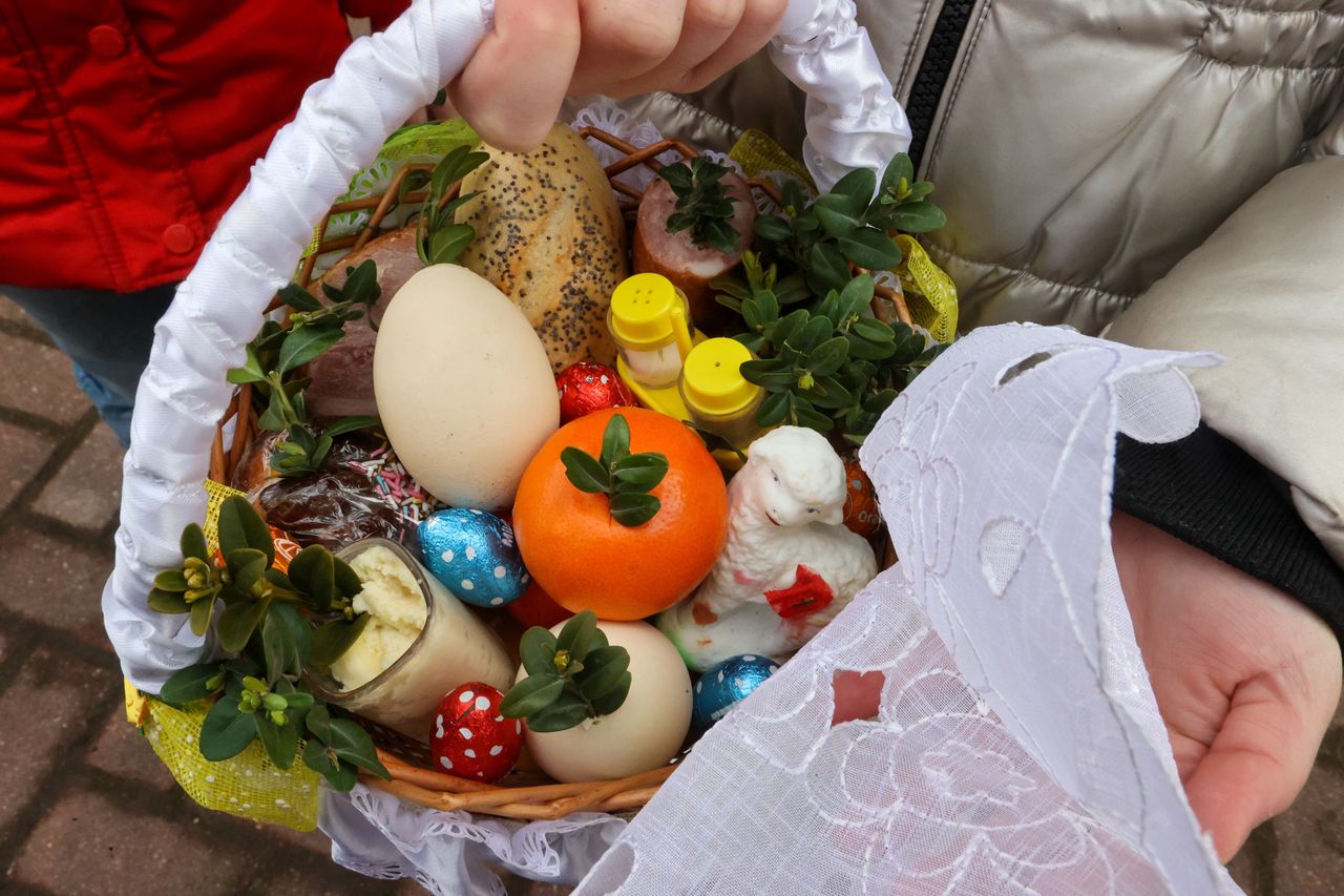 Co powinno znaleźć się w wielkanocnym koszyczku? Ksiądz odpowiada