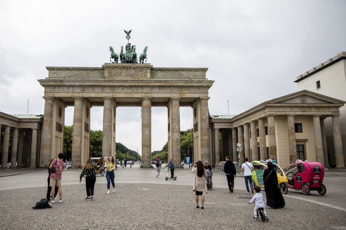 BERLIN, 19 czerwca: Turyści przy Bramie Brandenburskiej
