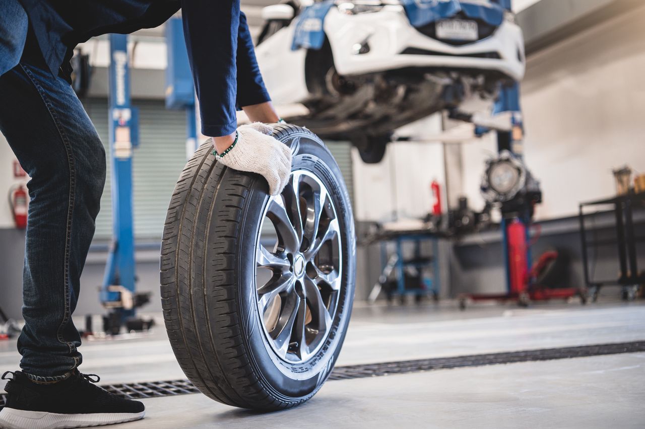 Samochody hybrydowe pod lupą mechanika. Jak wygląda naprawa?