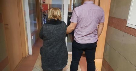 Warszawa. Bogaty i ufny emeryt i trzy chytre panie. Jedną złodziejkę schwytała policja