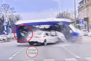 Wypadek w Markach. Koszmarne nagranie. Kobieta wypadła z pojazdu