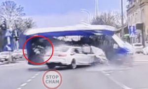 Wypadek w Markach. Koszmarne nagranie. Kobieta wypadła z pojazdu