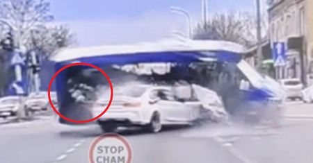Wypadek w Markach. Koszmarne nagranie. Kobieta wypadła z pojazdu