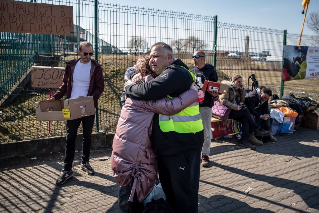 Polacy starają się pomagać uchodźcom przybywającym z Ukrainy, jak tylko potrafią 