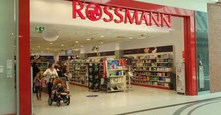 Szaleństwo w Rossmannie. Markowe perfumy 100 zł taniej