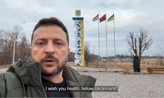 Wsadził kij w mrowisko. Zełenski przemawia na tle banderowskiej flagi