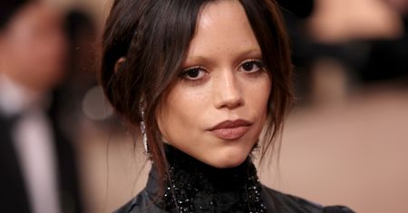 Koniec ery clean girl. Wiosną 2026 stawiamy na soft goth make-up