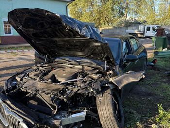 Międzyzdroje: BMW przeleciało środkiem ronda, ścięło dwie lampy i płot. 20-letni kierowca pijany i po narkotykach